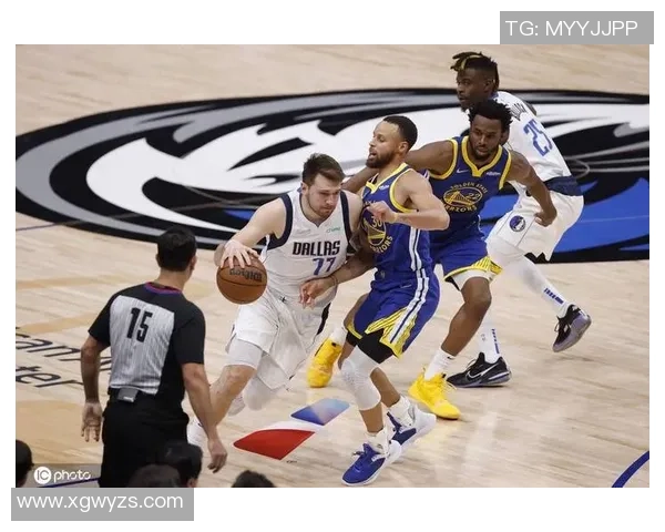 达拉斯独行侠主场迎战金州勇士，库里与东契奇巅峰对决